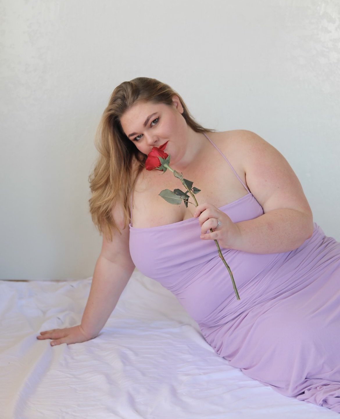 meet hannah schneider, a plus-size creator advocating for body